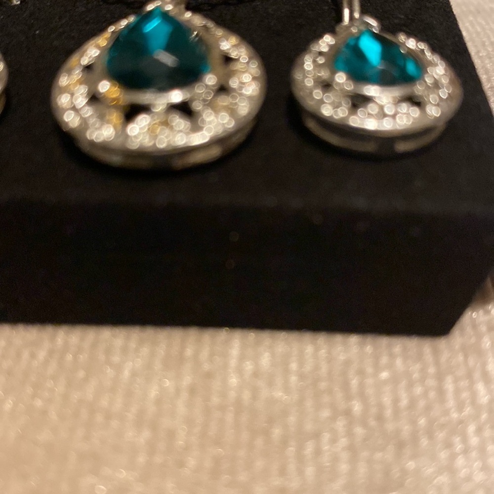 Avon gift set earrings and necklace emerald faux silver tone - Picture 4 of 6
